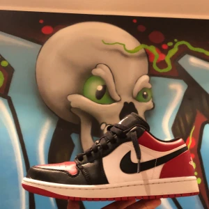 Jordan 1 low bred toe - Hej! Säljer nu mina Jordan 1 low bred toes då dem inte kommer till användning. Knappt använda, nypris 2500kr  Skick 10/10   Köparen står för frakten!