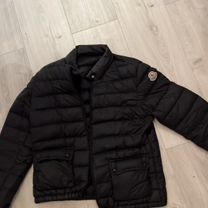 Moncler jacka - Hej! Säljer min fina moncler jacka eftersom jag måste rensa min garderob. Den är äkta och köpt på moncler i danmark. Nypris 6000