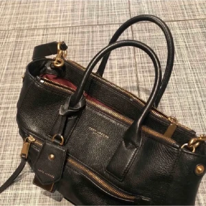Marc Jacobs väska  - Svart Marc Jacobs väska i fint skick. Säljer för 1500kr 😊 Köpate står för frakt 🌸