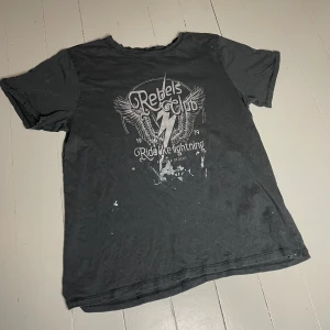 T-shirt - Svart t-shirt med grått/vitt tryck.🖤