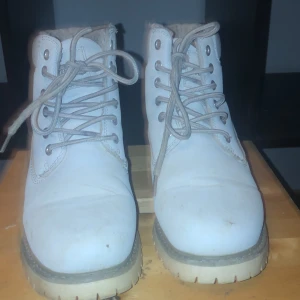 Vinter skor - Fina vinter skor strlk 38 men rekommenderar till 37 jag säljer dom pga ingen användning och försmå och skulle bara villa bli av med dom ❤️