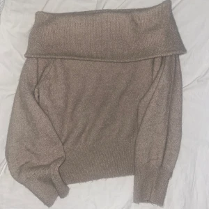 Stickad Off-Shoulder tröja från HM - Säljer denna fina stickade off-shoudler tröja i XS från HM. Aldrig använt och i superfint skick. Denna är helt slutsåld på hemsidan. Skriv till mig om du vill se fler bilder eller om du är intresserad av att köpa. 