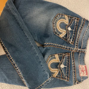 True religion - Snygga jeans men coola bakfickor,  🥰 frakt tillkommer, eftersom många är intresserade av byxorna kan ni buda! Midjemåttet är 77 cm och innerbenslängden 72 cm