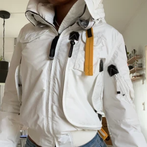 Para jumpers - Helt ny storlek S. Prislapp kvar och kommer i förpackning med originalgalje osv. 