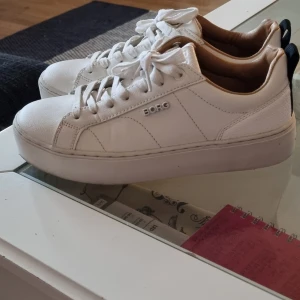 Björn Borg - Använda 4-5 gånger så väldigt fina, inga märken eller smutsiga på annat än undersidan. 💕 Nypris 799 och säljer dem för 400 kr. Kartong medföljer 💕 strl 38 Köparen står för frakten 💕