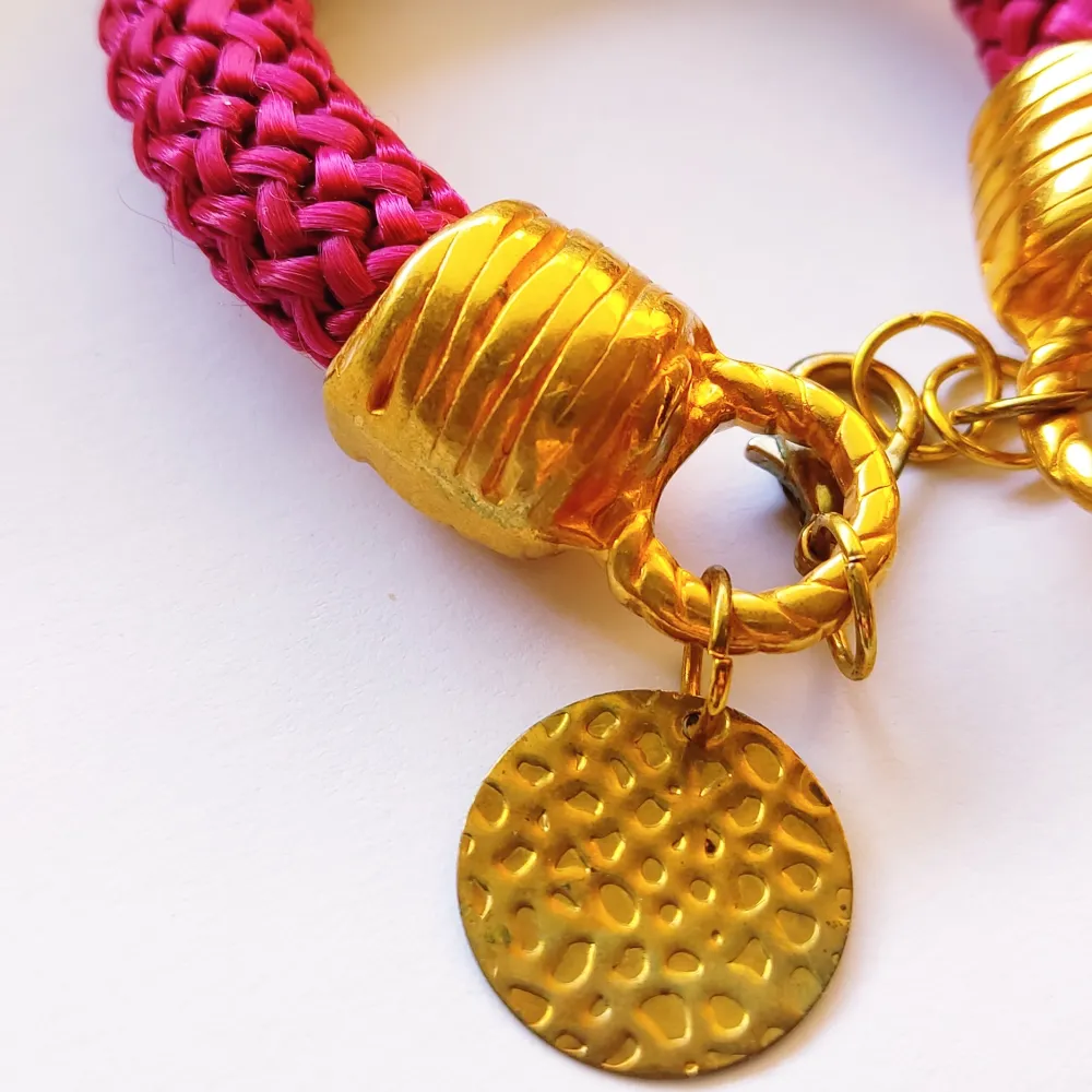 Bordeaux handmade bracelet with gold elements, new, 19-21cm length. Accessoarer.
