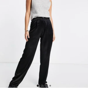 Asos satinbyxor - Satinbyxor från asos tall range, aldrig använda, jag köpte fel storlek och glömde skicka dom här tillbaka när jag fått den rätta storleken