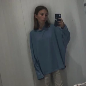 Tunn stickad tröja  - Storlek S. Tunn stickad tröja i fint skick. Köpt på hm 2021. Väldigt skön, och inte alls tjockt material. Använd 2-3 ggr under 2021. 💕