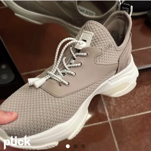 Steve madden skor  - Helt nya skor. Använt Max en gång Jag har egentligen strl 38/39 men köpte 40 på dessa och de passar perfekt 