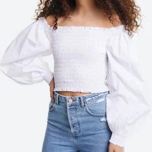 Vit blus  - Superfin blus från Bikbok! Aldrig använd. Säljes för 50kr + frakt💕