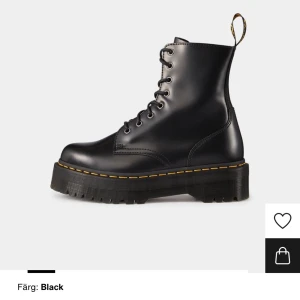 Dr Martens platå  - Säljer mina dr Martins platå p.g.a att dom är försmå. Dom är nästan helt oanvända har bara använt dom några få gånger. Skorna är i stl 38 men skulle säga att dom passar en 37 och 39 också. Ordinarie pris är 2395 kr men säljer dom för 1500 kr.