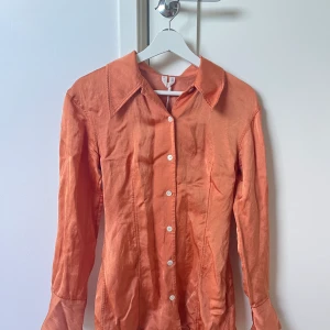 Arket skjorta - Säljer min skjorta i glansigt material som jag köpt från Sellpy men är från arket, den är figursydd i midjan. Säljer då den inte kommer till användning🥰