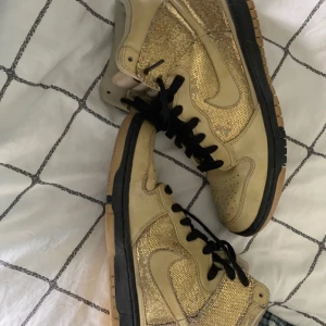 Nike dunk - Säljer min Nike dunks för dom är för små. Säljer dom därför får så billigt pris 