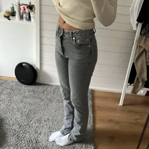 Gråa jeans  -  gråa Midrise jeans från zara, super skick knappt använda💕