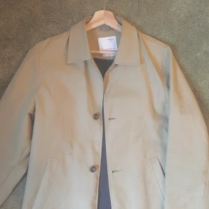 Trenchcoat/rock/kappa - Trenchcoat liknande jacka från knowledge cotton apparel. Jag är vanligtvis strlk s men denna tycker jag passar i M för lite mer loose fit, nypris 1500 🍁🍁 Frakt tillkommer 