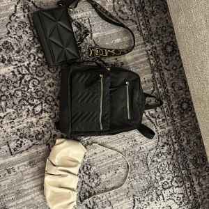 Tre helt oanvända väskor! - Säljer tre helt oanvända väskor som är i ett bra skick för 50kr st. Vill man köpa alla tre väskor så blir det 120kr!