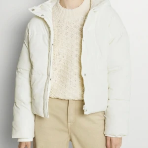 White puffer jacket - Från nakd, endast använd en gång (ord pris: 779) Säljer för att den är lite för stor men ser fin ut som oversized. Jättefint skick och inget fel på den.