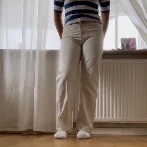 Weekdays rowe jeans - Säljer ett par vita rowe jeans i storlek w26 L30. Köparen står för frakten