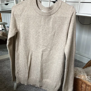 Stickad tröja - En stickadtröja från Vila, dom köptes innan sommaren!💓 använt mycket men syns inte. Kom privat för mer frågor eller mer bilder!💓