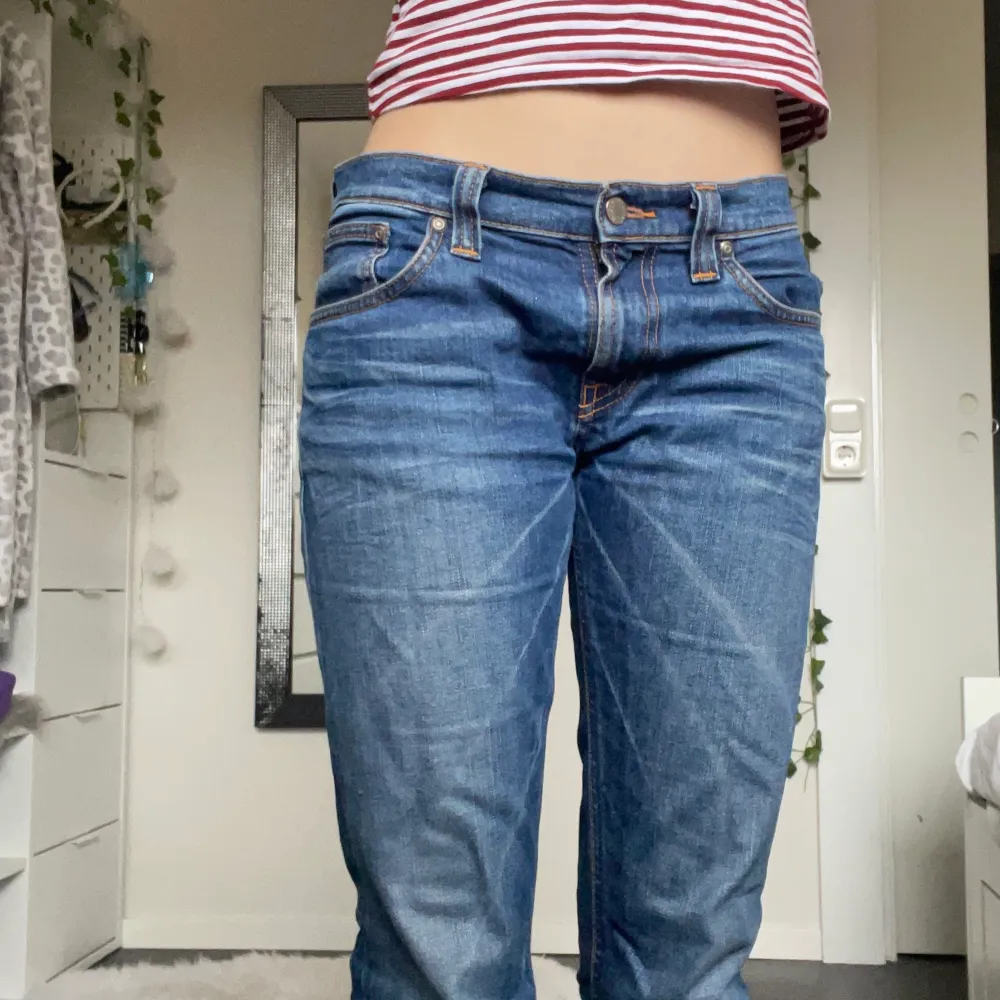 Lågmidjade straight jeans från Nudie. Säljer pga använder inte längre och lite för stora💖Sitter jätte bra på🥰Jag är 166❤️Spårbar frakt på 66kr👍. Jeans & Byxor.