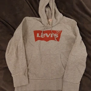 Levis hoddie - Säljer min Levis hoddie. Stolek S.bra skikt.❤️