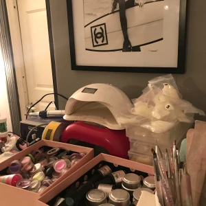 Gelenaglar  - Massor av saker till gelenaglar!  2 el filar, 2 uv lamor, geler och olika färger tex svart, vit, rosa, blå och röd, MASSOR av glitter och derkorationer, samt nagelfilar och penslar, mycket tippar och mallar också. Skriv vid frågor!💕