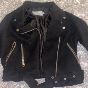 Nelly jacka - Säljes pga för liten, passar näst intill allt, som ny