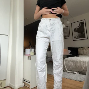 Vita jeans  - Vita jeans från Zara, använda ett par gånger 