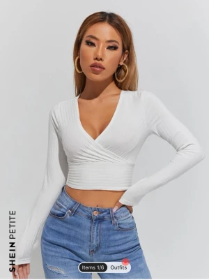 Fin v ringad Crop topp - Jag har använt den drygt 3 gånger. Crop topp från shein för liten dock. Köparen står för frakten och jag tvättar den innan jag skickar den