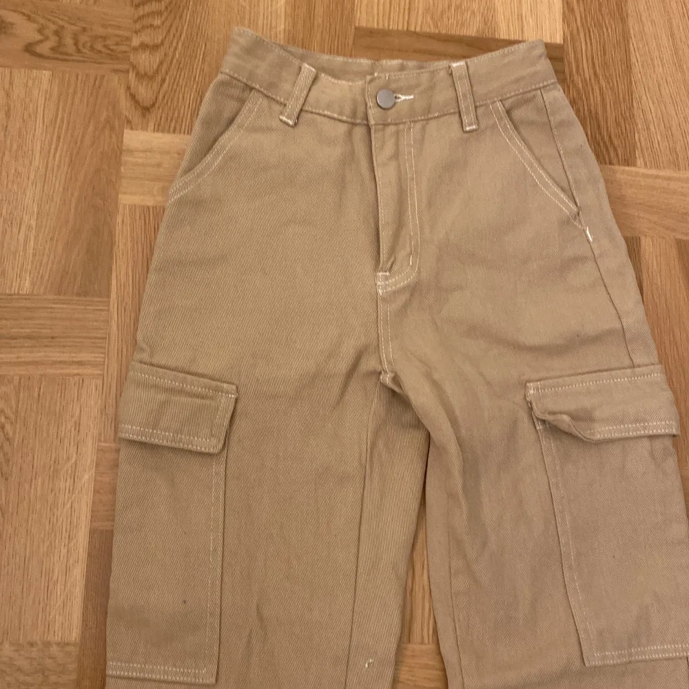 Beige cargobyxor som inte har används. 90kr + frakt. Jeans & Byxor.