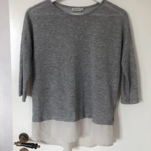Grå tröja 3/4 ärm - Grå tröja med vit nertill trekvartsärm