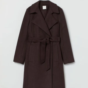 Brun kappa - Använd men i fint skick! Strl 34 passar mig som har S men också Xs ibland.