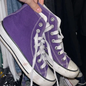 Lila converse  - Unika converse! Fint skick men de har några år på nacken. Köparen står för frakten 📦 