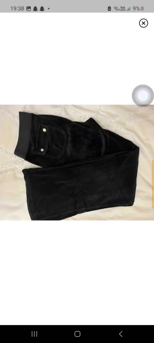 Juicy contour byxor - Jag säljer dessa för det inte används något. Och de blivit lite små. Det är väldigt synd för det är jättefina. De är i bra skick och inte använda många gånger. Jag skulle säga att de passar de som är 167. Om de är för långa kan jag sy upp dom för 10kr🫶🏻❤️☺️👌🏻