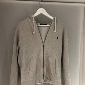 En snygg grå Ralph Lauren zip hoodie 