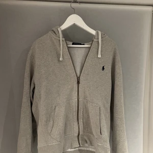 Ralph Lauren zip - En snygg grå Ralph Lauren zip hoodie 