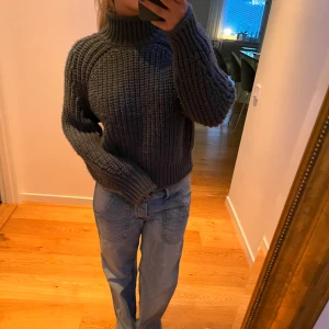 Stickad polo - Säljer denna stickade polotröja från H&M. Färgen framgår inte riktigt på kamera men den är grön. 