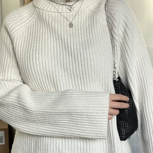 VIT STICKAD TRÖJA - VIT STICKAD TRÖJA