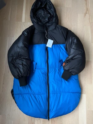 NY jacka från Junkyard  - Säljer en ny fin jacka från Junkyard! Puffig, mysig, fin varm jacka! Helt ny med lappar! Stl XS men passar även en S!  Pris 250:- + porto (postnord) skicka lätt!   Bor i Uppsala och kan mötas upp här om det skulle vara aktuellt!  