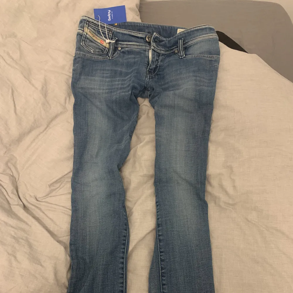 Köpte dessa Lågmidjade straight jeans för ett tag sen från Sellpy. Kostade 270kr men säljer för 200kr. skriv om ni är intresserade att köpa💕💕TRYCK INTE PÅ KÖP NU. Jeans & Byxor.