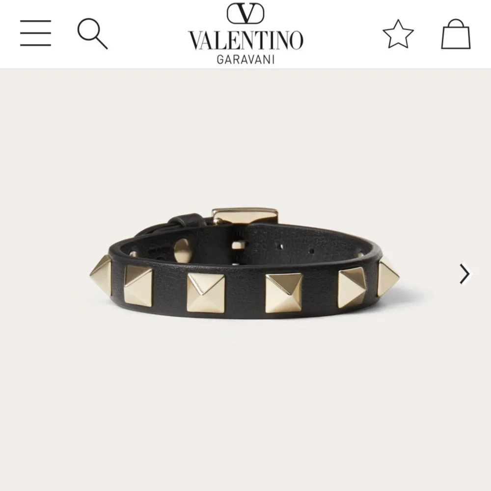 Säljer detta superfina trendiga armband från Valentino! Det är i svart kalvskinn med Platini nitar! Det är använt, men fortfarande i toppen skick!  Nypris 2805kr⭐️❤️. Accessoarer.