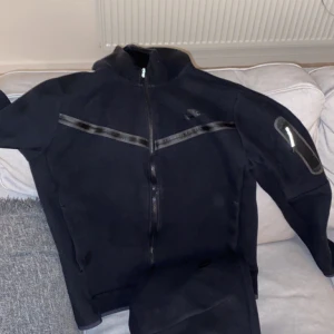 Nike tech dress - Säljer hel Nike tech dress i storlek M  Inga defekter men tecken på användning finns  