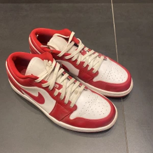 Air Jordan 1 low  - Säljer ett par skit snygga röda nike air jorden 1 i retro low! Endast använda ett fåtal gånger så i toppen skick! (Skosnörena kan tvättas och byttas ut) ordinarie pris 1350!💗
