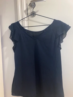 Söt blus  - Säljer den a söta blusen ifrån Massimo dutti🫶🏻💕