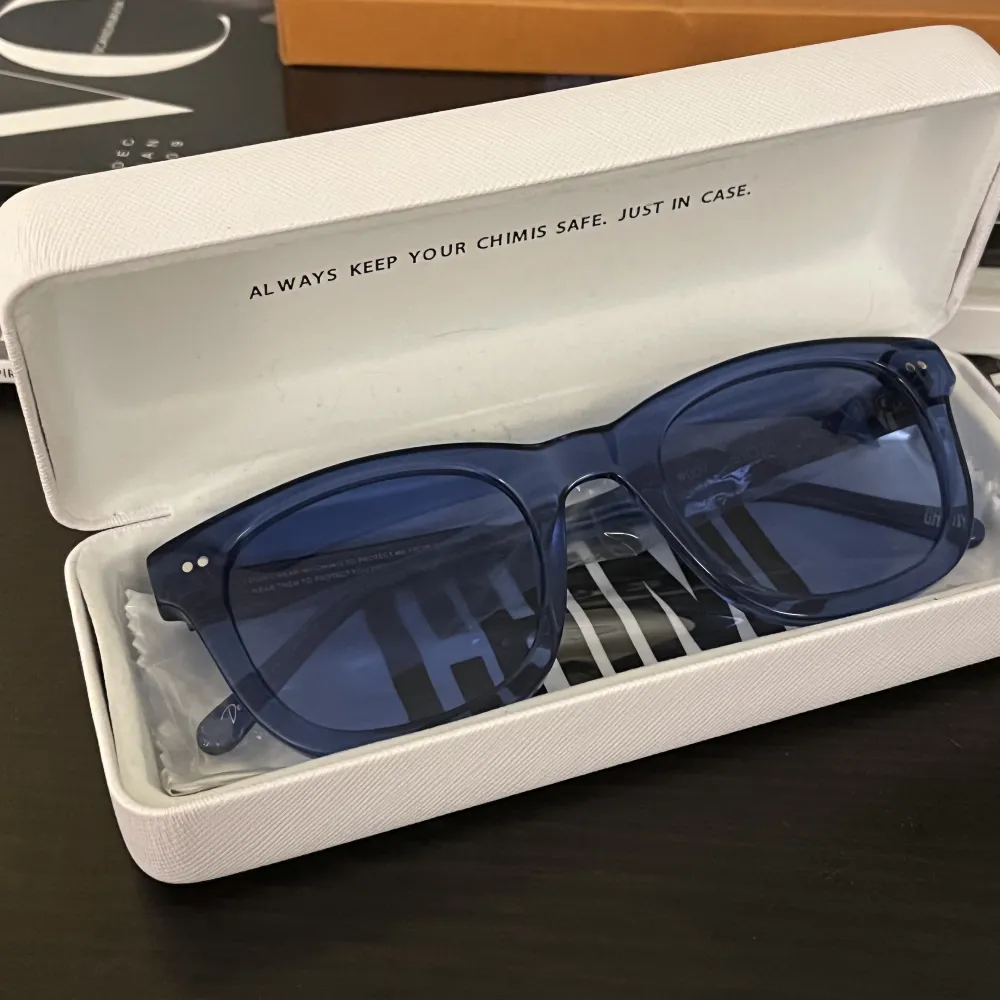 Nästintill oanvända solbrillor fr chimi eyewear i modell #007 som är svåra att få tag på nu då de ej säljs längre. Jätte fina men har tyvärr redan ett par andra. De har nästan all orginal förpackning kvar och endast testade inomhus❤️. Accessoarer.
