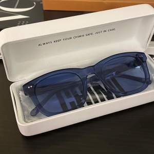 Nästintill oanvända solbrillor fr chimi eyewear i modell #007 som är svåra att få tag på nu då de ej säljs längre. Jätte fina men har tyvärr redan ett par andra. De har nästan all orginal förpackning kvar och endast testade inomhus❤️