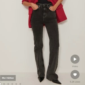 Nakd jeans  - Säljer mina supersnygga jeans på NA-KD. Använda väldigt sparsamt då jag inte är helt nöjd med hur de sitter i längden på mig. Jag är 176 med väldigt långa ben, modellen på bilden är 172. Skriv för fler bilder 🤗