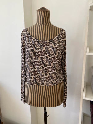 Skön topp från Wolven - Fantastiskt skön lite kortare topp från amerikanska Wolven. Härligt mönster och båtringning.