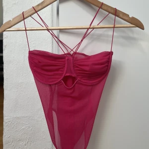 Rosa korsettopp  - En superfin corsettopp från Zara i storlek xs💗Passar bra till fest 🎊 Fina band både fram och bak!