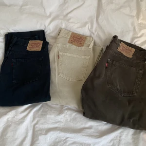 Levis 501 jeans - Tre par vintage levis 501 jeans, strl i ordning: 29/34, 30/34, 31/34💕bruna 300kr, svarta och beiga: 500kr/st, spårbar frakt 69kr💕